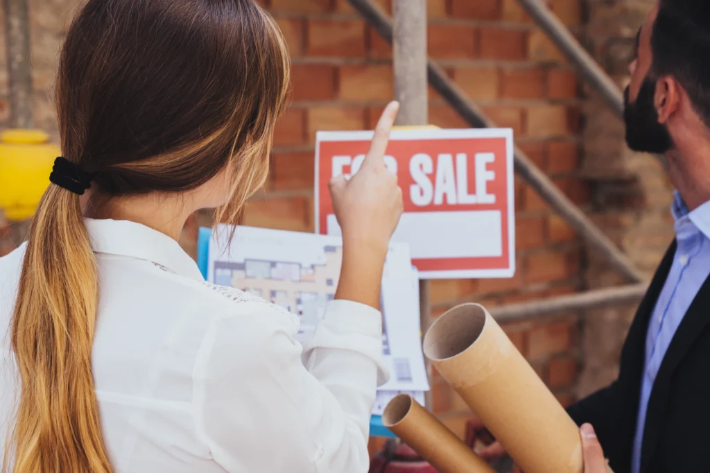 real-estate-agents-visiting-construction