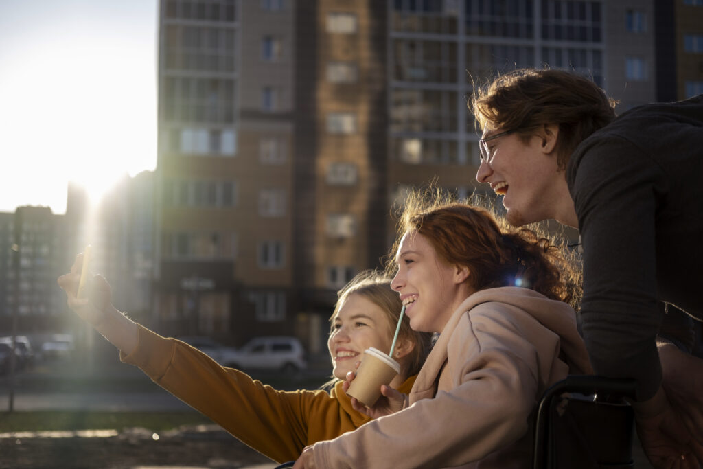 scastlivye-druz-a-na-ulice-delaut-selfi-vid-sboku